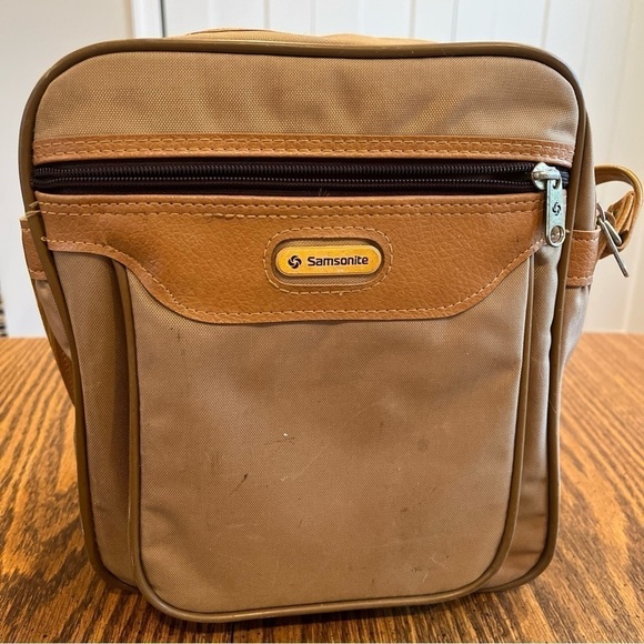 Vintage Canon AV-1 SLR Film Camera Kit - Picture 13 of 15